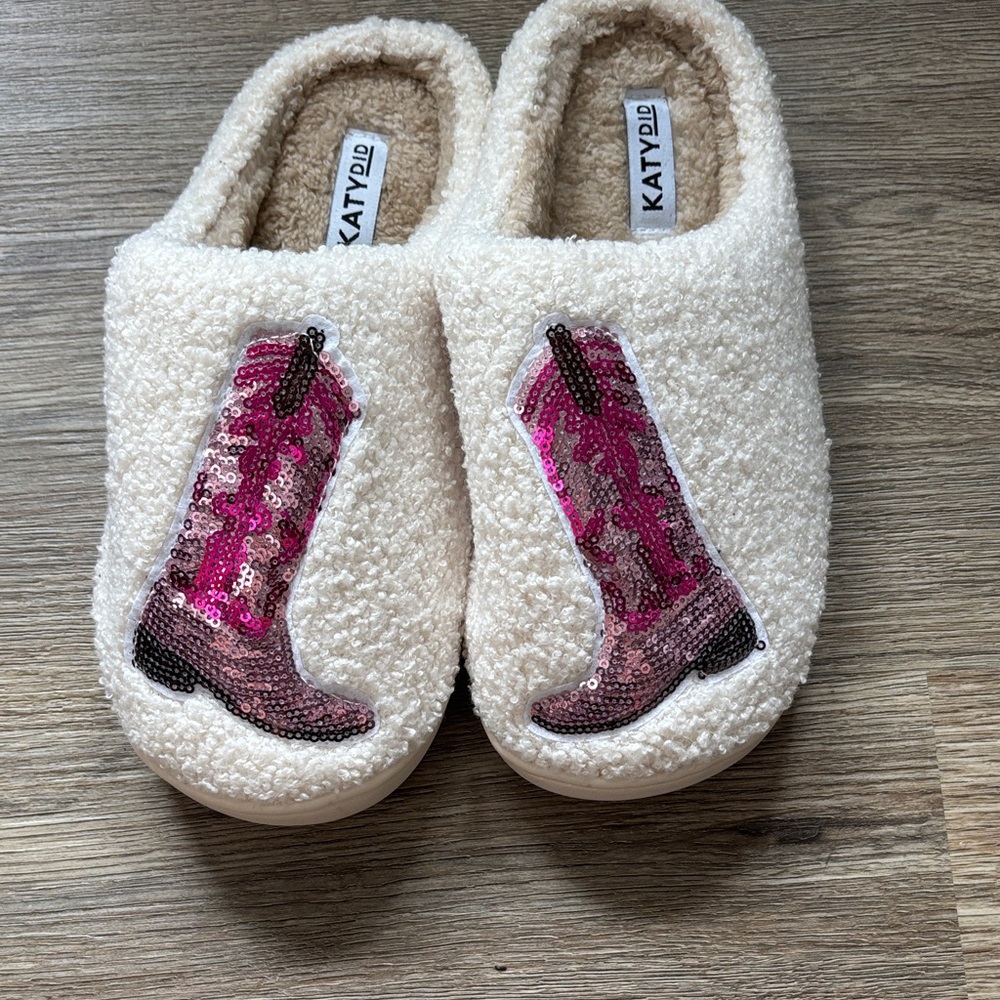 NWT Cream Slippers with Pink Boot Design Women’s 6/7